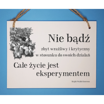 Tabliczka z cytatem Całe życie jest eksperymentem BDH18