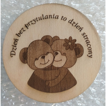 Magnes drewniany MG10 - koło 8,5cm Dzień bez przytulania to dzień stracony